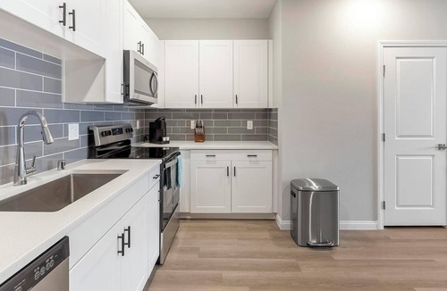 Townsite Apartment | Landing | Chic 2BD, Rooftop Lounge, Pool