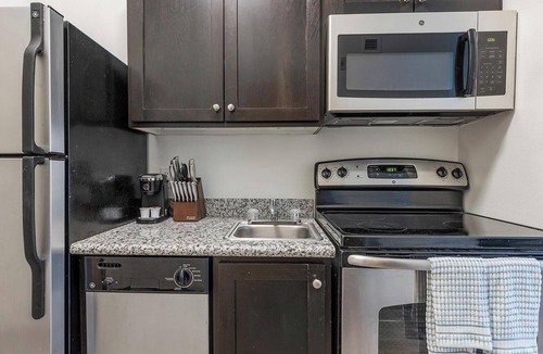 Pearl District Apartment | Landing | Chic Studio, Gym, Courtyard