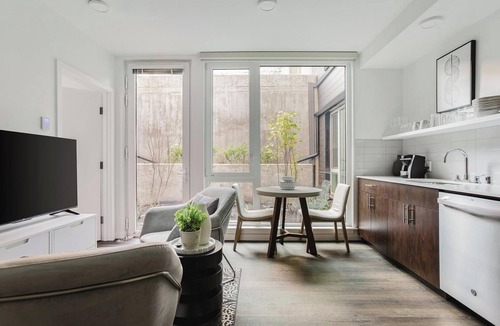 Mann Apartment | Landing | Modern 1BD, Courtyard, Game Room