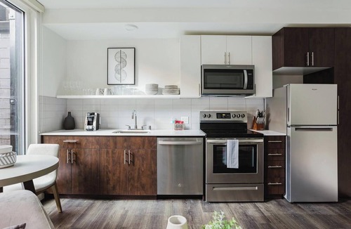 Mann Apartment | Landing | Modern 1BD, Courtyard, Game Room