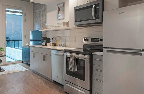 Mann Apartment | Landing | Modern 1BD, Rooftop Lounge, Game Room