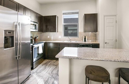 Woodburn Apartment | Landing | Spectacular 2BD, Clubhouse, Gym