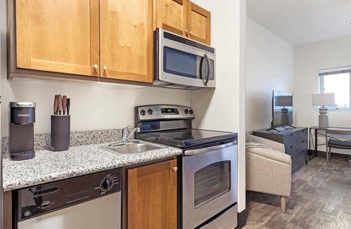 Pearl District Apartment | Landing | Spectacular Studio, Courtyard, Gym
