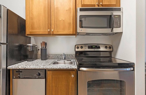Pearl District Apartment | Landing | Spectacular Studio, Courtyard, Gym
