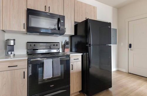 Woodburn Apartment | Landing | Spectacular Studio, Pool, Clubhouse