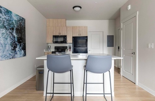 Woodburn Apartment | Landing | Spectacular Studio, Pool, Clubhouse