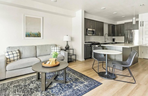 Hayden Island Apartment | Landing | Stylish 1BD, Gym, Clubhouse