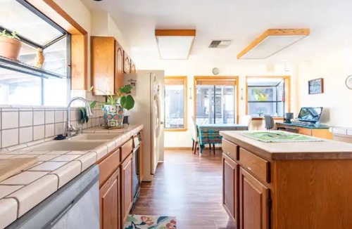 Lone Pine House | Large country home with 3 bed rooms and 3 baths.