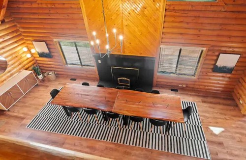 Mammoth Creek Cabin | Large Reunion Cabin By Lake And National Parks!