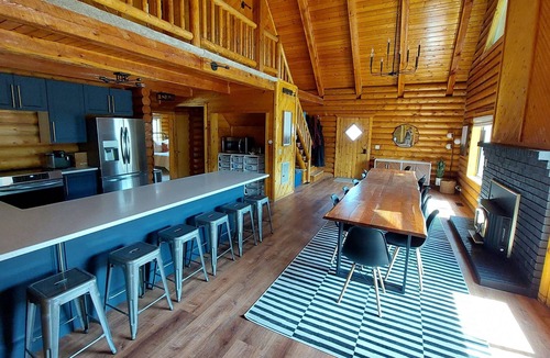 Mammoth Creek Cabin | Large Reunion Cabin By Lake And National Parks!