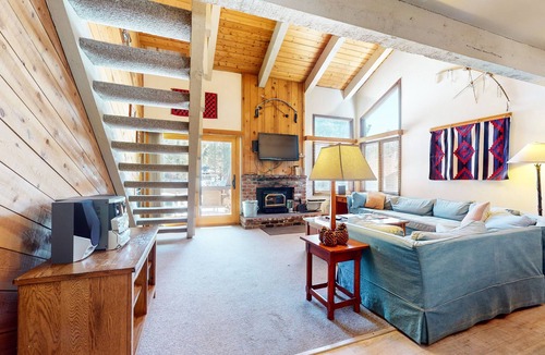 Mammoth Lakes Condo | Large Rustic & Bright Home. Pool & Tennis Court On-site, Near Restaurants