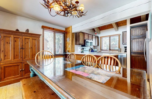 Mammoth Lakes Condo | Large Rustic & Bright Home. Pool & Tennis Court On-site, Near Restaurants