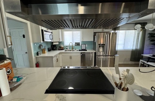 Winchester House | Las Vegas Getaway! Sleeps 10+ King Bed. Jacuzzi. Open Layout!