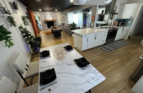 Winchester House | Las Vegas Getaway! Sleeps 10+ King Bed. Jacuzzi. Open Layout!