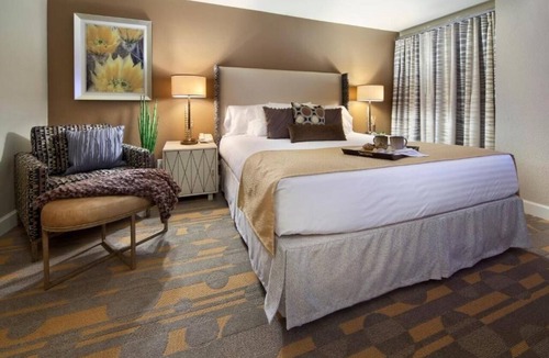 Las Vegas Hotel | Las Vegas Lights Await – 3 Modern Villa w/Balcony + Pools & Arcade Fun