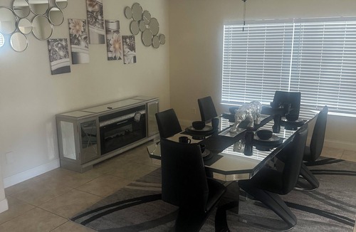 Bard House | Las Vegas Spacious 4-bedroom mini mansion with AC, WiFi and much more