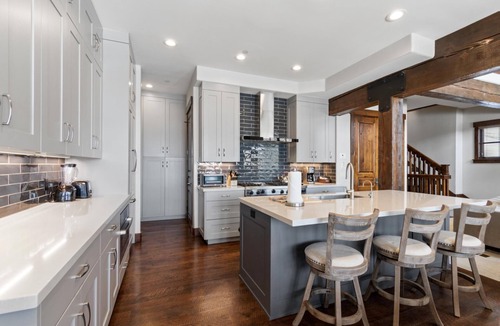 North Park City House | Last-Minute Savings! Cottage with Ski-in/Ski-out Access, Fireplace and Hot Tub!