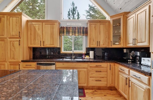 Meadow View Heights Cabin | Lava Lodge - Near UTV Trails sleeps 10