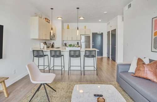 People's Freeway Apartment | LCF - Downtown SLC - King + Sleeper - CoWork + Gym - Garage