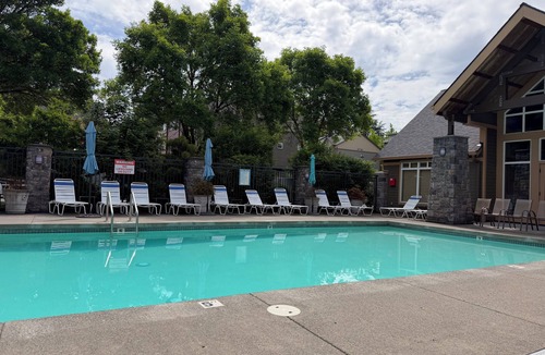 Aloha House | LGBT+ friendly queen suite near Nike with office space, mini fridge,microwave.