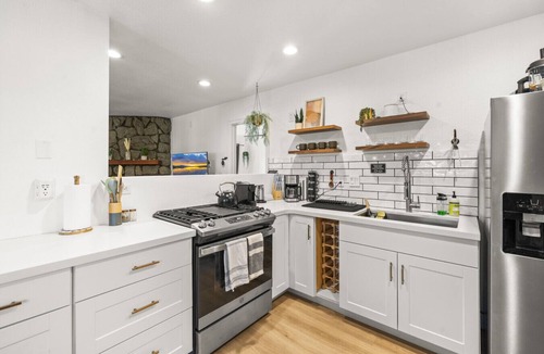 Woodlands House | Lincoln Log Cabin | Renovated | Near Attractions