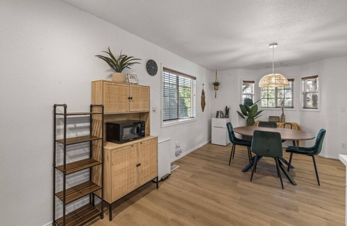 Woodlands House | Lincoln Log Cabin | Renovated | Near Attractions