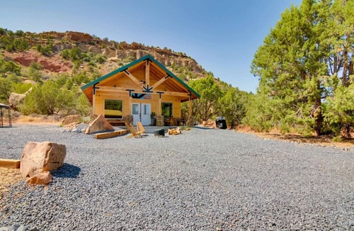 Apple Valley House | Little Creek Mesa Cabin with Zion NP Views-Jacuzzi