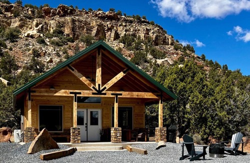Apple Valley House | Little Creek Mesa Cabin with Zion NP Views-Jacuzzi