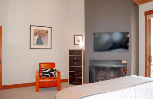 Black Butte Ranch House | Lodge Room 015