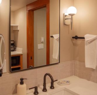 Black Butte Ranch House | Lodge Room 015