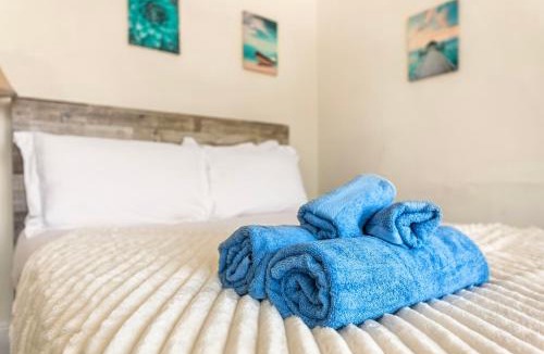 Alamitos Beach Apartment | Long Beach 2BR and 1BA Charming Condo Near Alamitos Beach, Marina, Cafes & Shops
