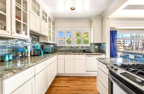 Alamitos Beach Apartment | Long Beach 2BR and 1BA Charming Condo Near Alamitos Beach, Marina, Cafes & Shops