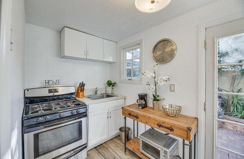 Los Angeles Apartment | Los Angeles Apartment w/Patio, 4 Mi to Downtown!