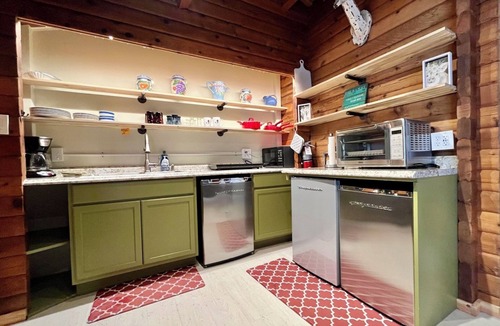 Mazama Apartment | Lost River Resort Studio Cabin #1 Dog friendly, Close to North Cascades!