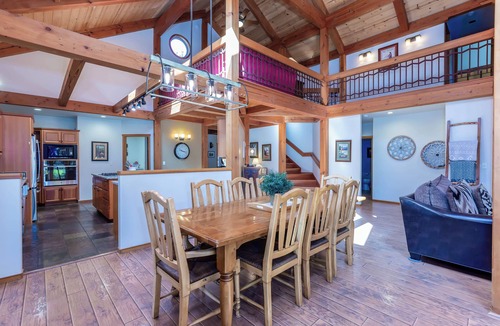 Overlook Park House | LOST07 - Spacious home, Hot Tub, Gas Fireplace, Ping Pong