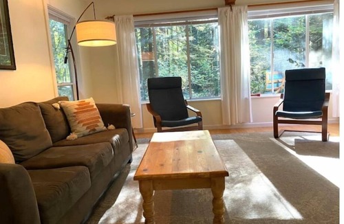 Redway House | Lovely 2 bedroom redwood river retreat.