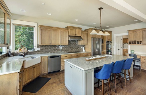 Lakebay House | Lovely 3 Bedroom Large Beachfront Home on Safe Private Island with Amazing Views