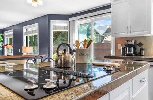 Bethany House | Lovely 4-bedroom house with AC in charming Beaverton