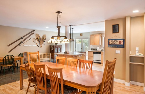 Sunriver House | Lovely 5 BR Home! Large Deck and Yard + Hot Tub + Pool table +12 SHARC Passes