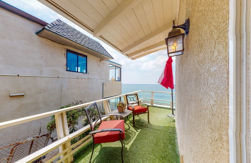Encinitas House | Lovely beachfront house with wood-burning fireplace, W/D, central AC & deck