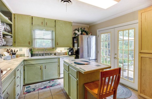 College Station Cottage | Lovely Bryan Home w/Deck - 4 Mi to Kyle Field!