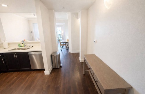 Westwood Apartment | Lovely Fully Furnished 2BR/2BA on Wilshire Blvd - AC, Gym,Ideal for Relocation