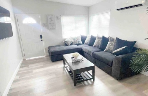 Lincoln Acres House | Lovely Modern Casita