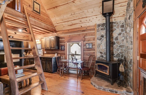 Cave Spring Cabin | Lovers paradise 15 Min from Rome Georgia! Lower Rates!
