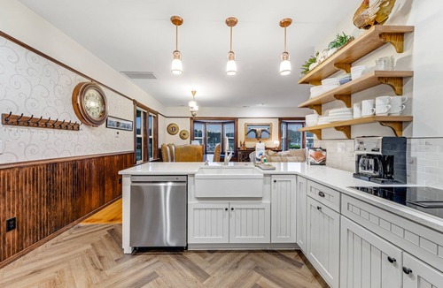 Florence House | Lovingly restored, century-old home with river view & saloon bar - prime locale