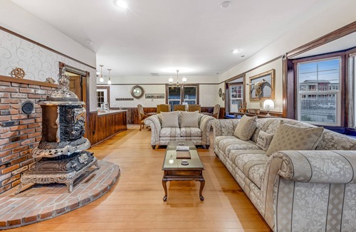 Florence House | Lovingly restored, century-old home with river view & saloon bar - prime locale
