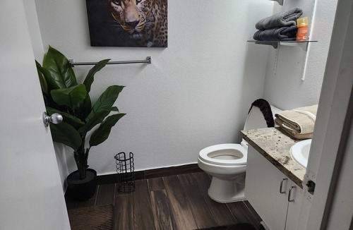 Winchester Apartment | Lrg 2 bd/2bth near strip/convention ctr.