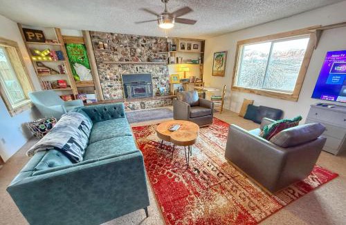 Bluff Hotel | Lucky Seven Shared Kitchen, Sleeps 4 Mokee Motel