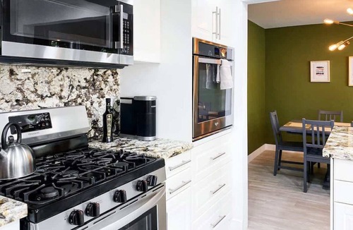 Green Valley North House | LUX 6BR/3BA Villa, 10m 2 Strip, Pool+Spa+7 carpark