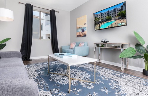 Morena Apartment | Lux Apt by SeaWorld. Pool, Hot Tub, Gym, King Beds
